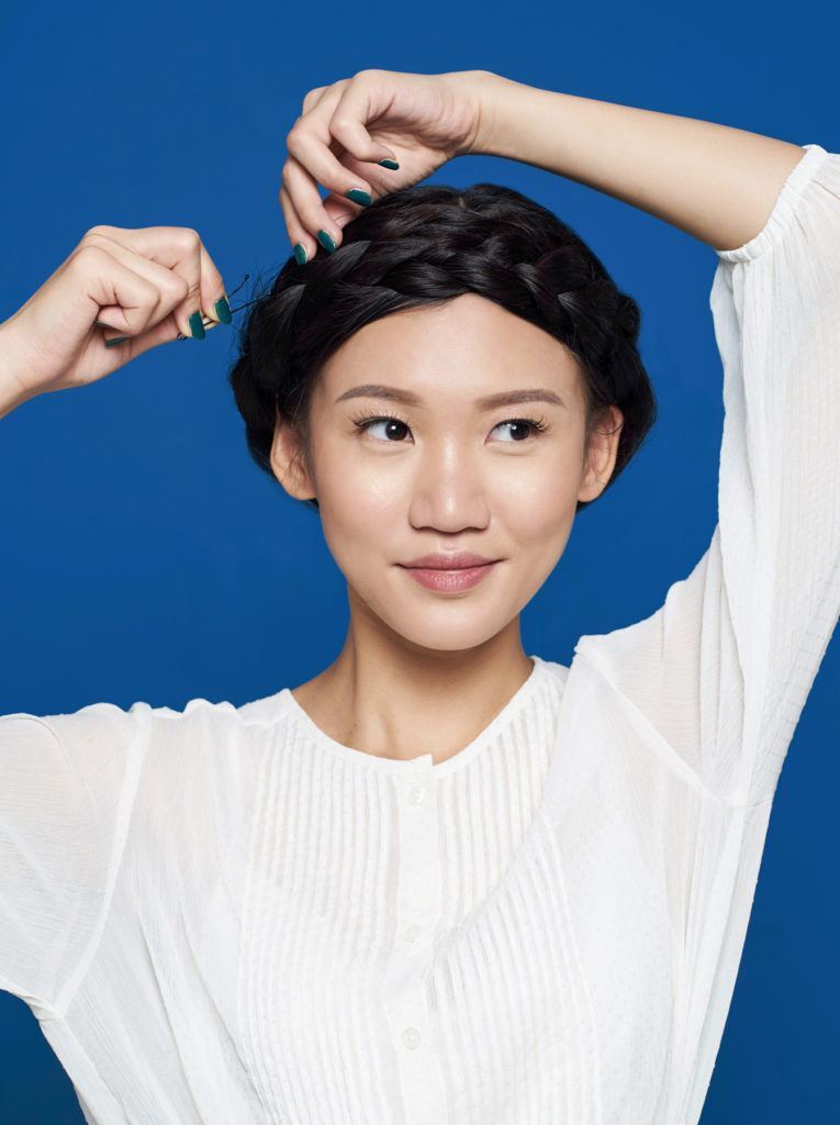 ผู้หญฺิงผมยาว ถักเปียมงกุฎ เปียรอบหัว เปียคาดหัว