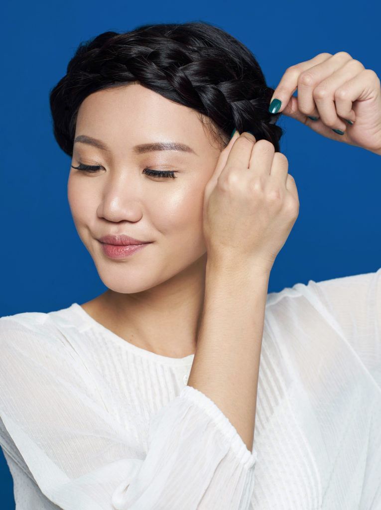 ผู้หญฺิงผมยาว ถักเปียมงกุฎ เปียรอบหัว เปียคาดหัว