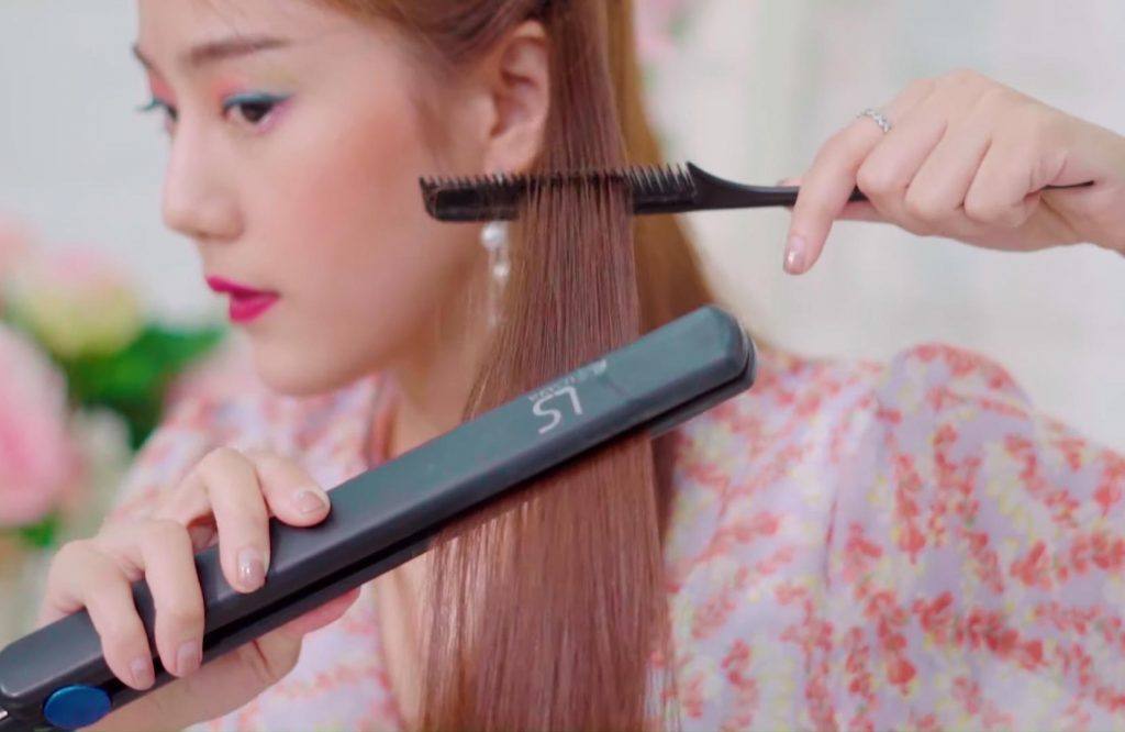 ผู้หญิงเอเชีย ผมยาวสีน้ำตาล กำลังหนีบผมตรง ทำทรงผม Sunmi Lalalay