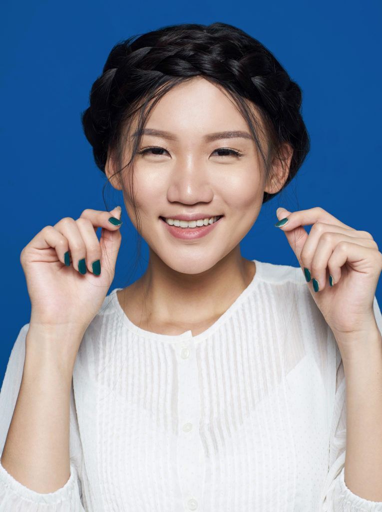 ผู้หญฺิงผมยาว ถักเปียมงกุฎ เปียรอบหัว เปียคาดหัว