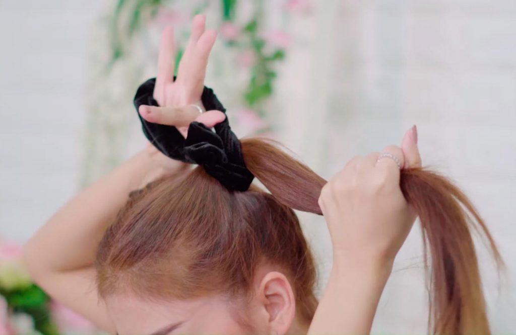 ผู้หญิงผมยาว กำลังมัดผมแกละ ทำทรงผม Sunmi Lalalay