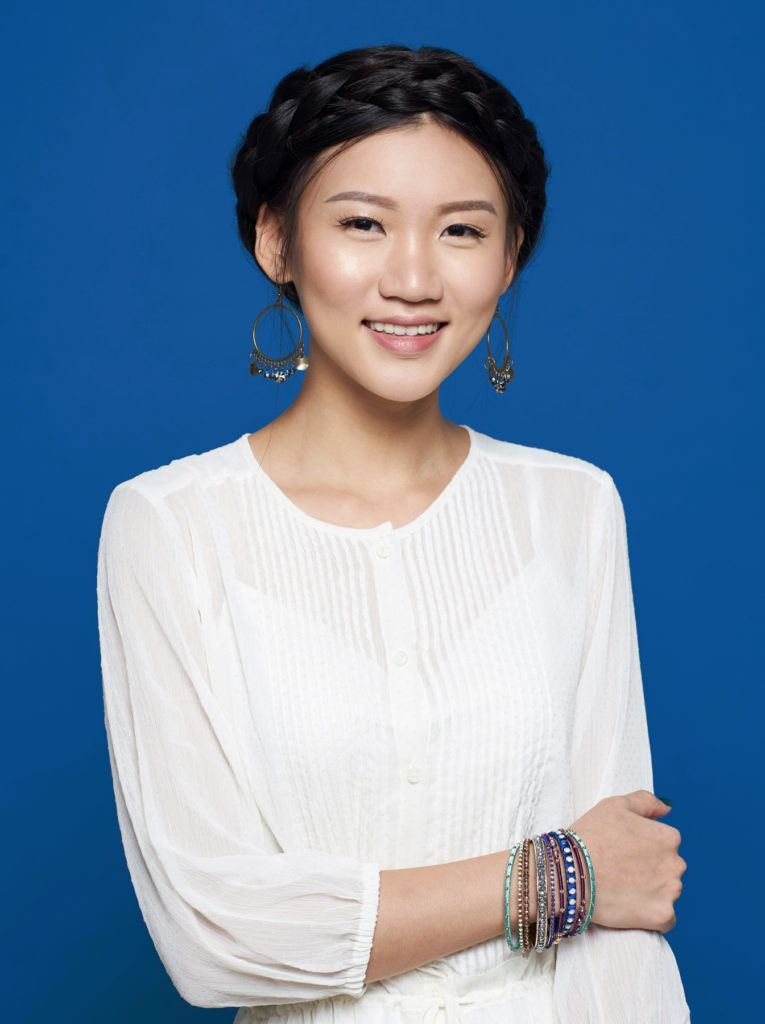 ผู้หญฺิงผมยาว ถักเปียมงกุฎ เปียรอบหัว เปียคาดหัว