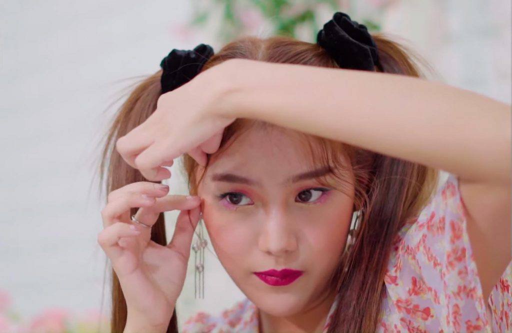 ผู้หญิงเอเชียไว้ผมยาว กำลังแต่งผม ทำทรงผม Sunmi Lalalay