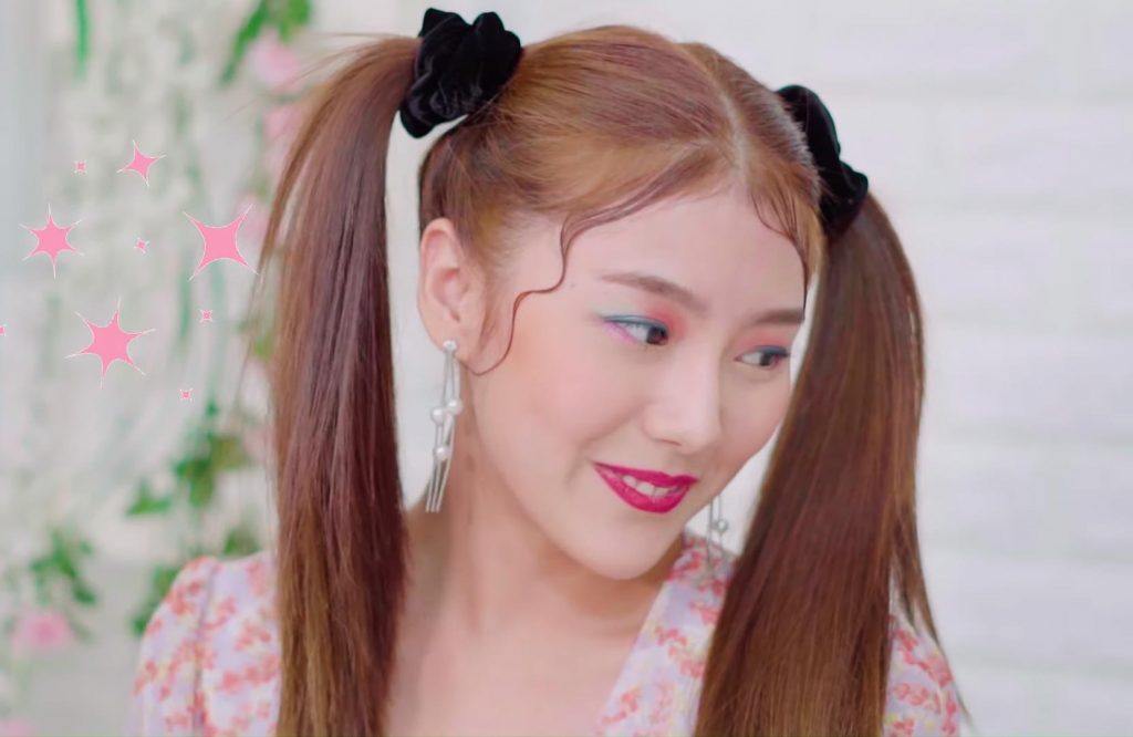 ผู้หญิงเอเชียไว้ผมยาว กำลังอวดทรงผมที่ทำเสร็จ ทรงผม Sunmi Lalalay