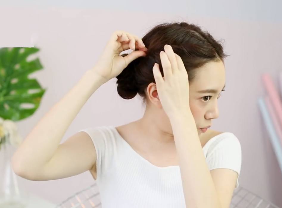 MMAIsurawan บิวดี้บล็อกเกอร์ ทำท่าดึงผมให้ทรงผมหลวมขึ้น