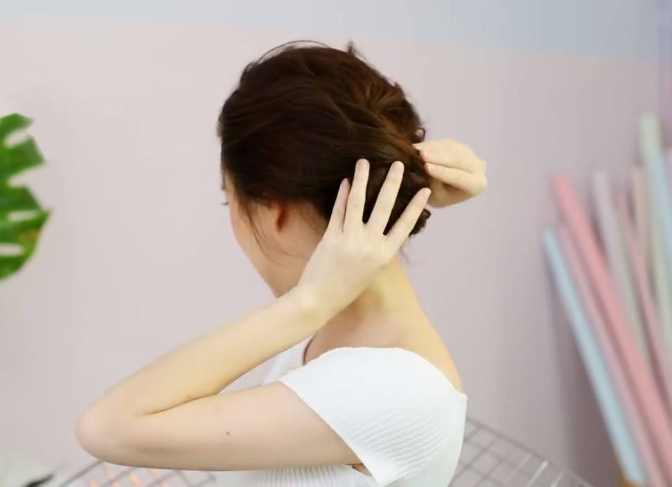 MMAIsurawan บิวดี้บล็อกเกอร์ กำลังจับผมเปียม้วนขดปลายแล้วติดกิ๊บ