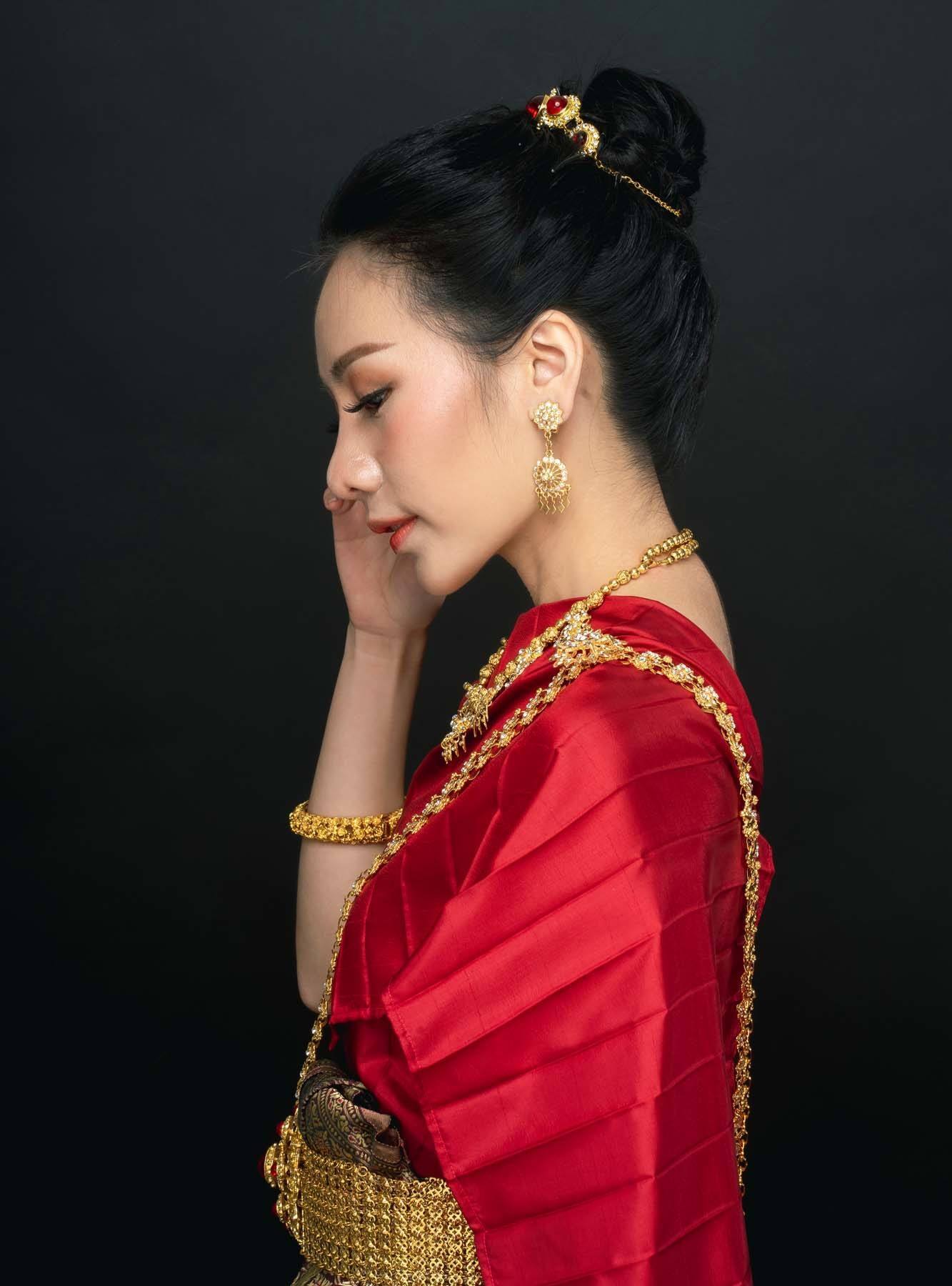 เกล้าผมสูงหลวมๆ ทำให้ใบหน้าดูสมส่วน (Credit: Rex by Shutterstock)