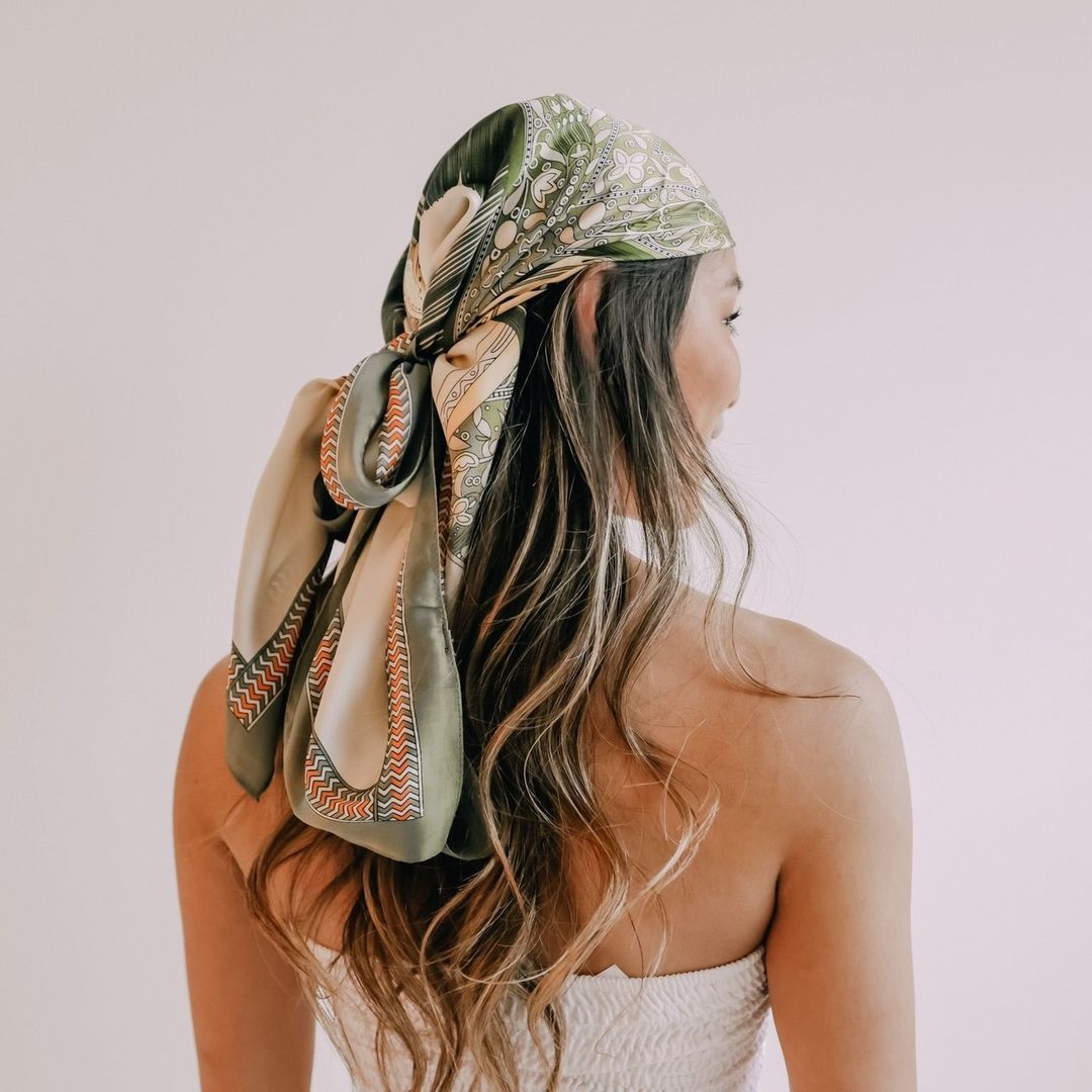 ผู้หญิงฝรั่งหันหลัง ผมยาว โพกศรีษะด้วยผ้าคลุมผม