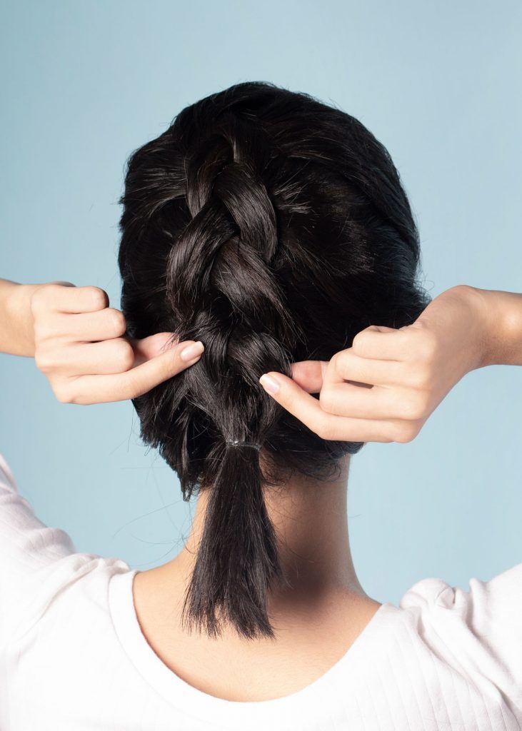 ผู้หญิงเอเชียผมสั้น ใส่เสื้อยืดสีขาว สาธิต ถักเปียนูนผมสั้น