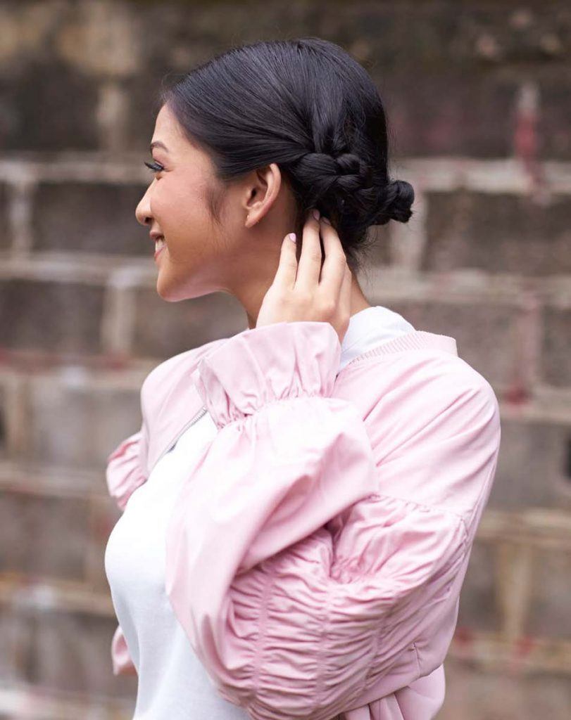 เกล้าผมสั้นเป็นบันดอกไม้ (Credit: Natasha Estelle)