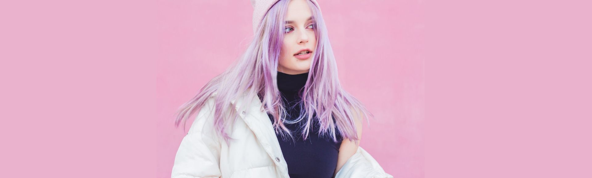 ผู้หญิงฝรั่งไว้ผมยาว ย้อมผมสีม่วง