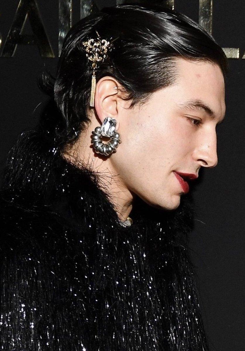 Ezra Miller กับลุคสุดแซ่บในงาน Paris Fashion Week SS20