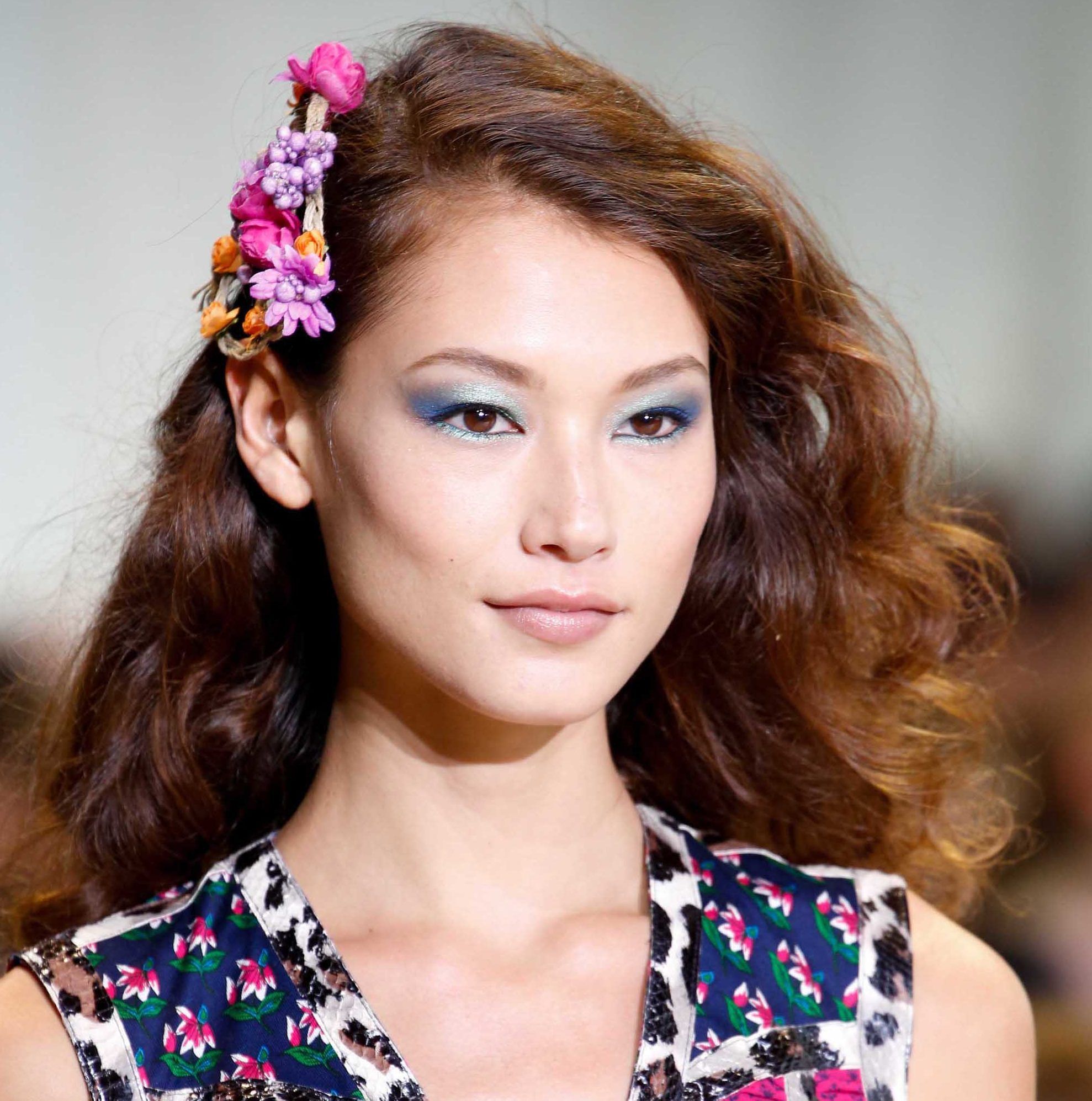 ผมสีน้ำตาลมีประกาย เทรนด์สีผมสุดฮิตที่คุณไม่ควรพลาด