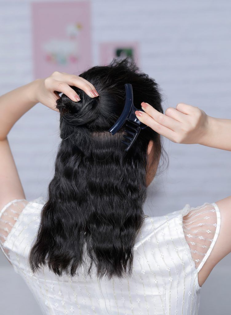 ผู้หญิงเอเชียผมหยักศกยาวประบ่า เกล้าผมมวยต่ำ