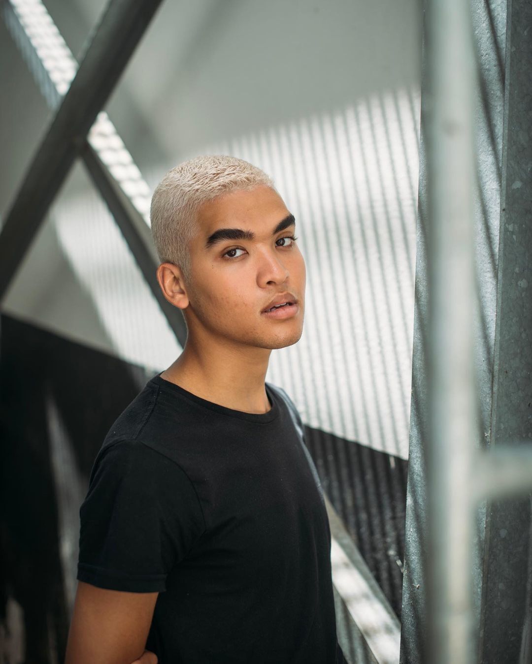 ผู้ชายเอเชีย ตัดผมสั้น ทรงบัซคัต Buzz Cut ทำสีผม