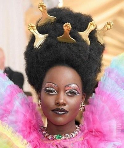 ผมยีฟูทรงสูง ประดับด้วยหวีสับสีทอง (Credit:  https://www.instagram.com/lupitanyongo)