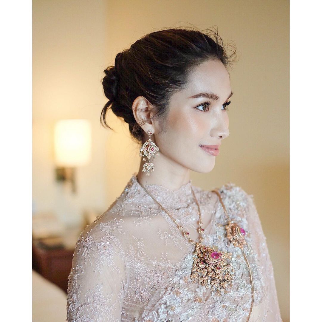 ทรงผมเจ้าสาวชุดไทยรูปหน้าแหลมเส้นกรามชัด