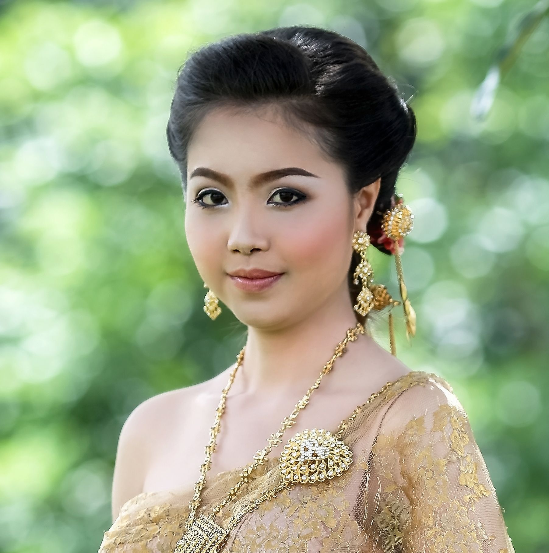 ทรงผมเกล้ามวยต่ำ (Credit : Shutterstock)