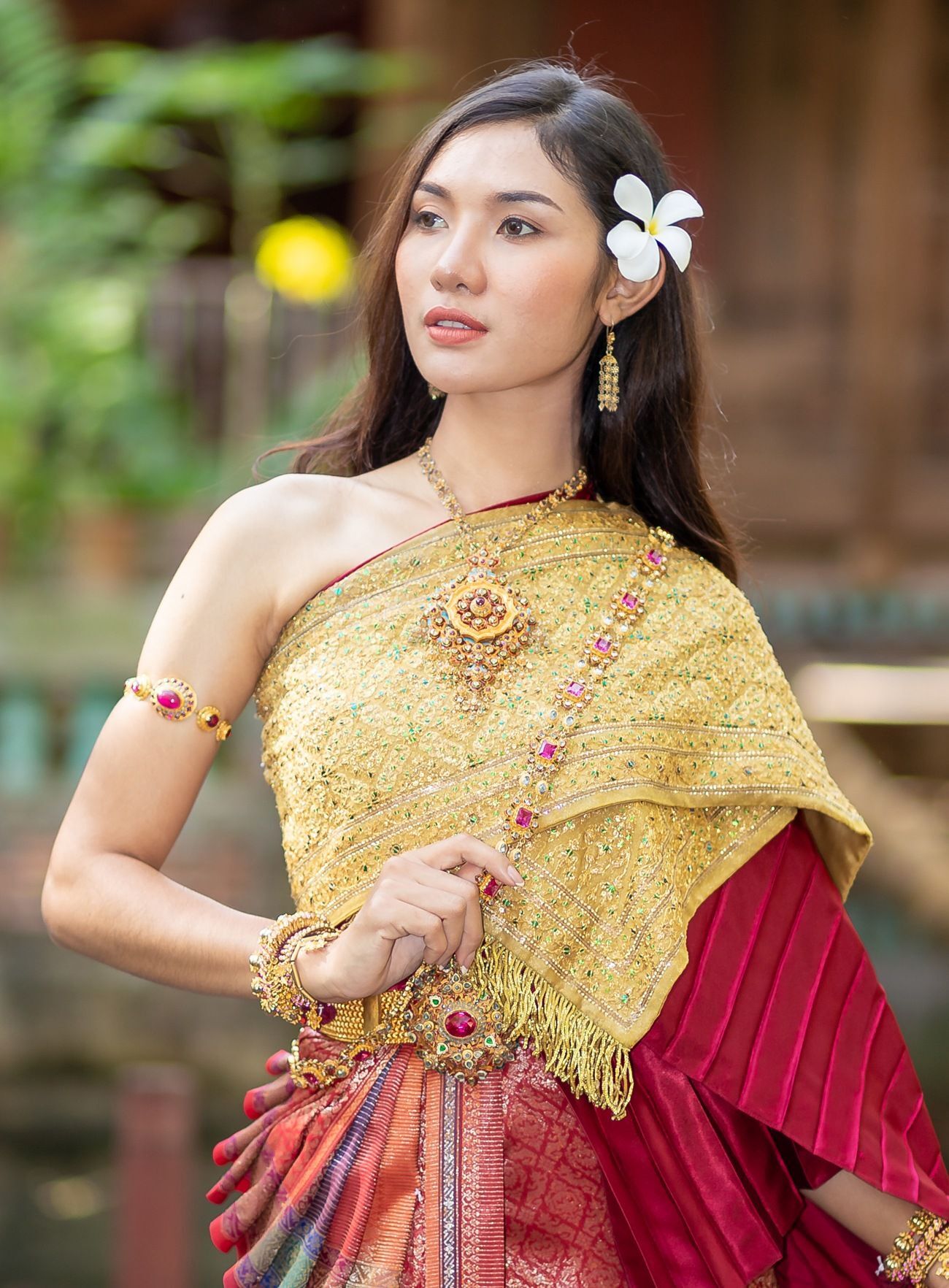 ผมปล่อยยาวแสกข้าง พร้อมดัดลอนหลวมๆ (Credit: Rex by Shutterstock)