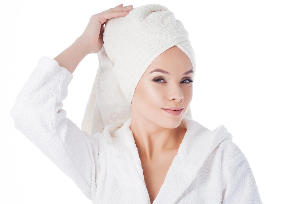 ผู้หญิงโพกผ้าคลุมผมและสวมชุดอาบน้ำ