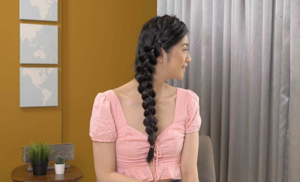 ผู้หญิงเอเชียไว้ผมยาว สีดำ ถักเปียปีกผีเสื้อ