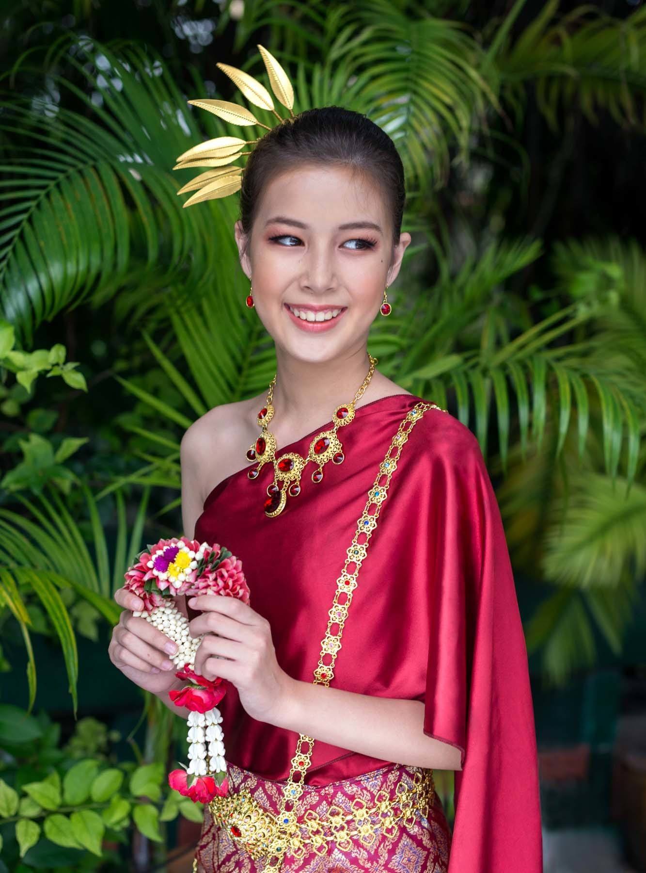 รวบผมตึงเปิดหน้าให้ดูสว่างสดใส (Credit: Rex by Shutterstock)