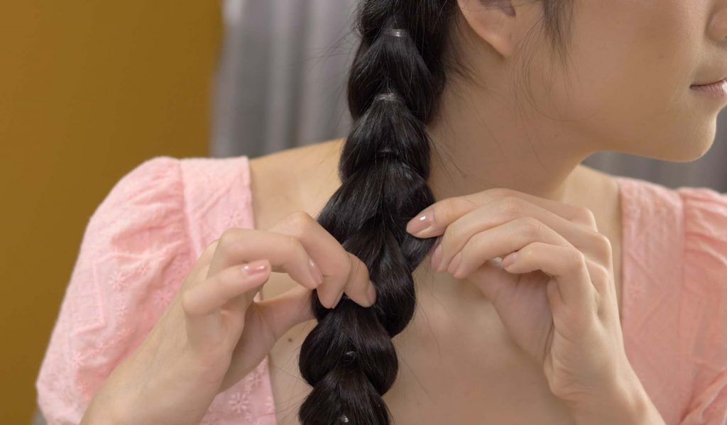 ผู้หญิงเอเชียไว้ผมยาว สีดำ กำลังถักเปีย เปียผมยาว