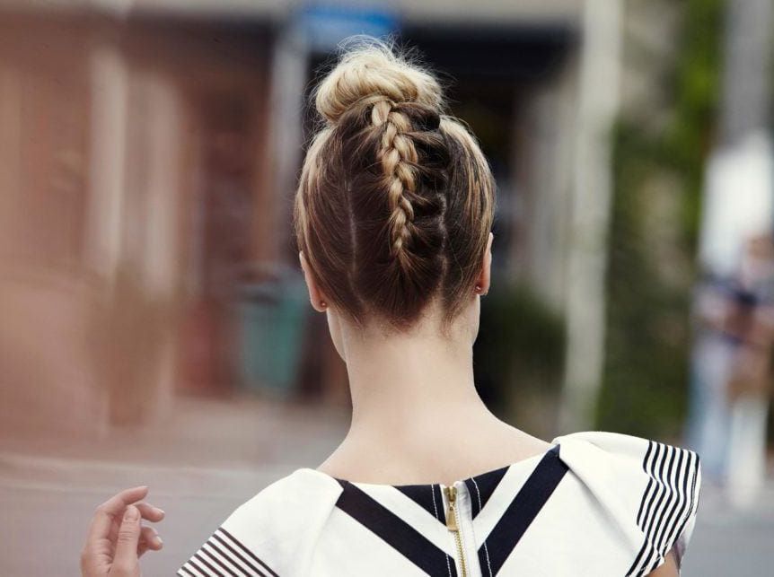 เกล้ามวยผมเปีย (ด้านหลัง) (Credit: Verity Jane Smith)