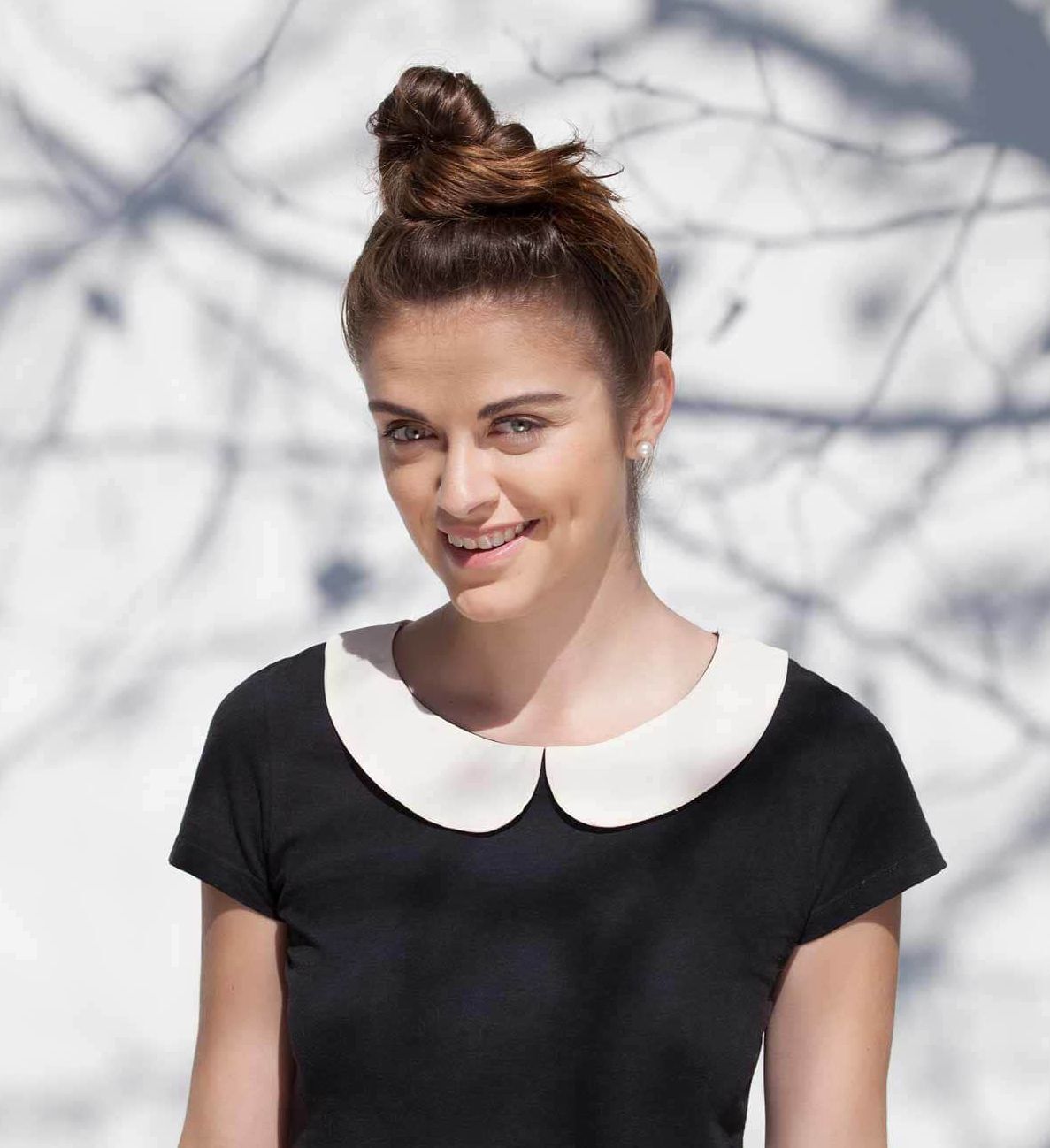 เกล้าผมมวยสูงแบบเบสิก (Credit: Verity Jane Smith)