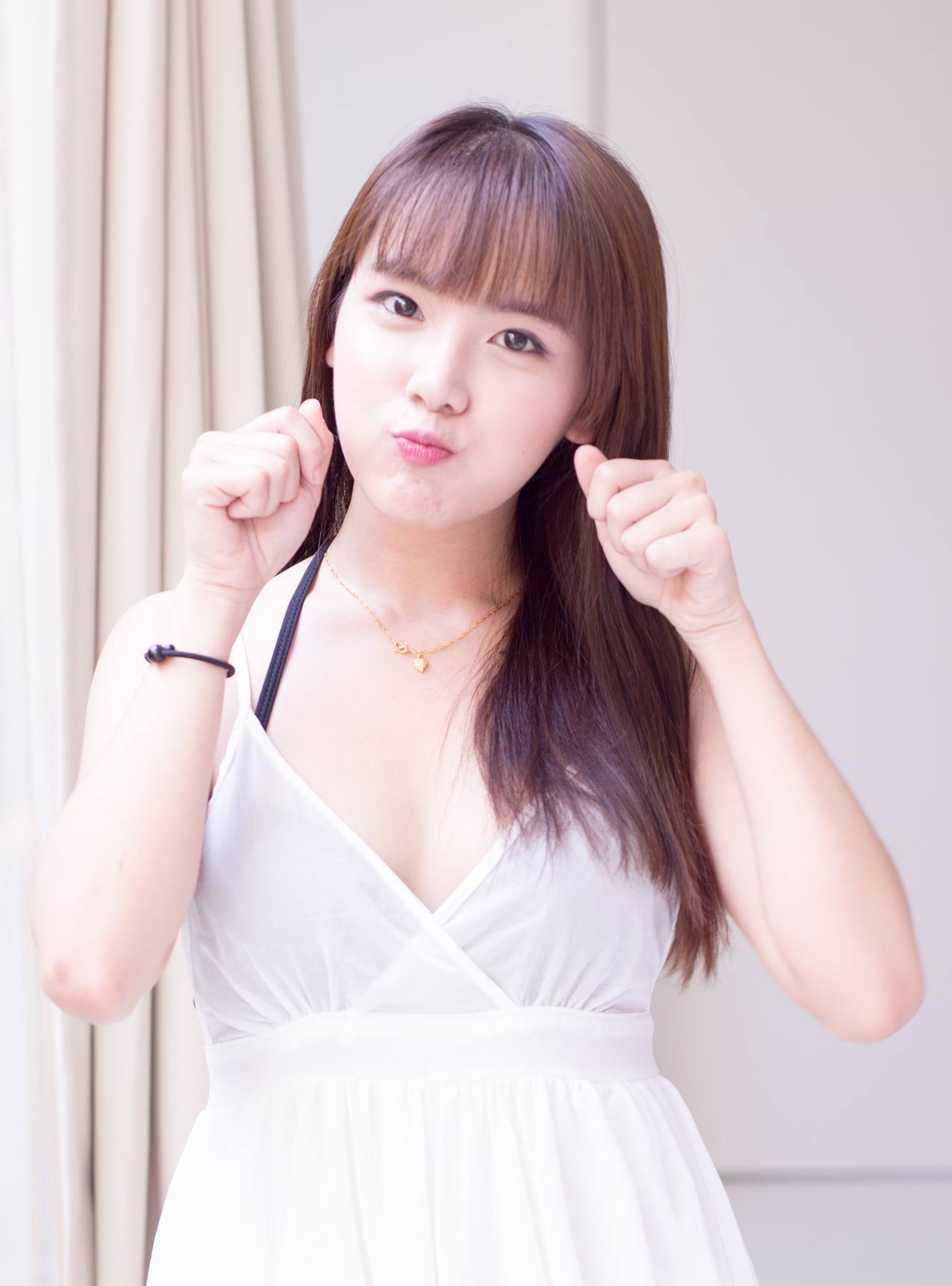 สาวผมยาวกับหน้าม้า ดูแบ๊วๆ (Credit: Rex by Shutterstock)