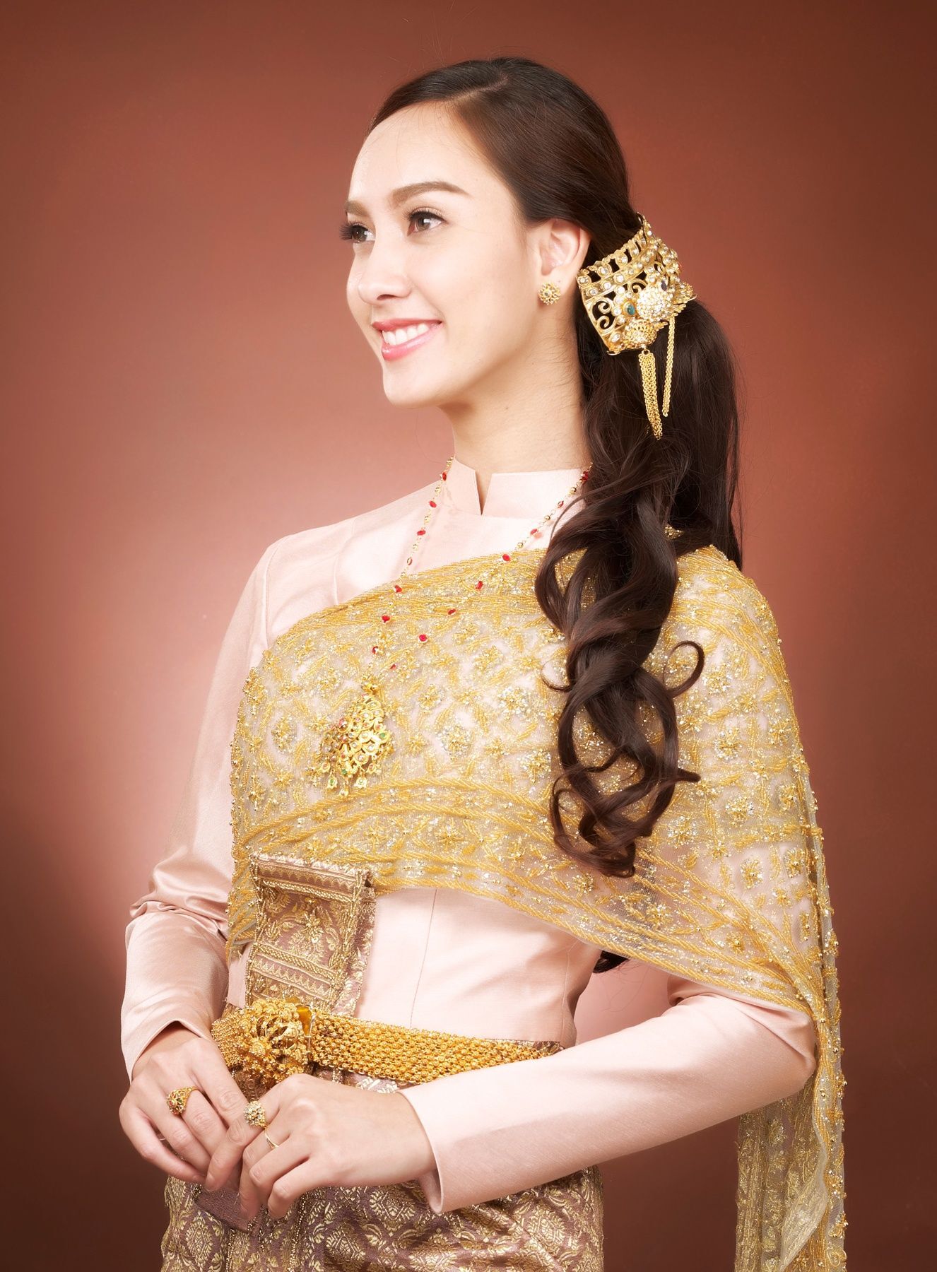 รวบผมหลวมๆ แล้วมัดเป็นหางม้าต่ำ (Credit: Rex by Shutterstock)