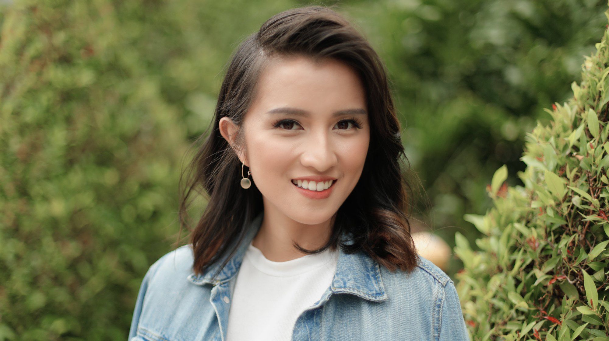 ผู้หญิงเอเชียไว้ผมประบ่าสีน้ำตาลเข้ม ทำผมแสกข้างดัดลอน