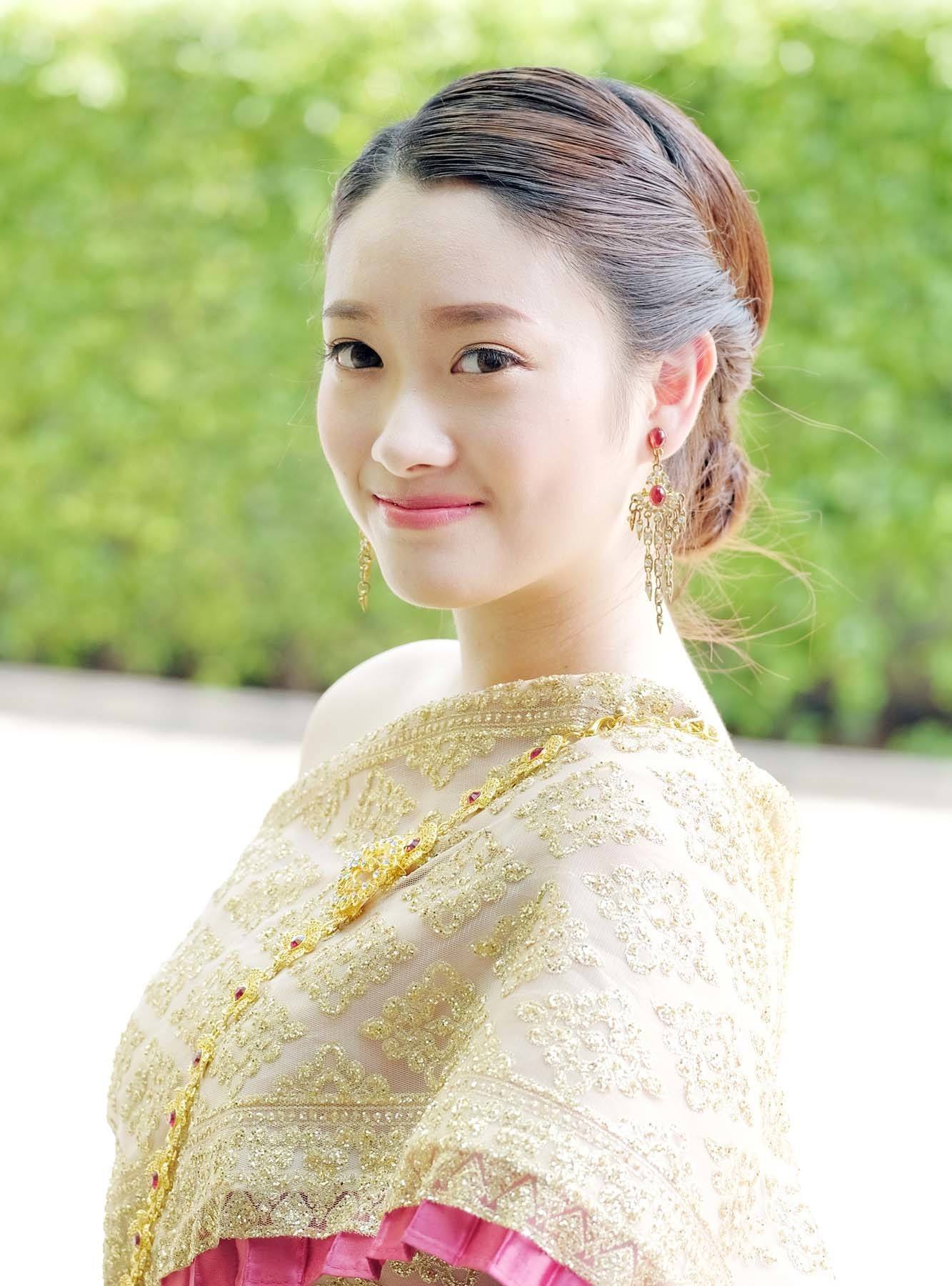 เกล้าผมต่ำ ยกผมด้านหน้าให้สูงขึ้น (Credit: Rex by Shutterstock)