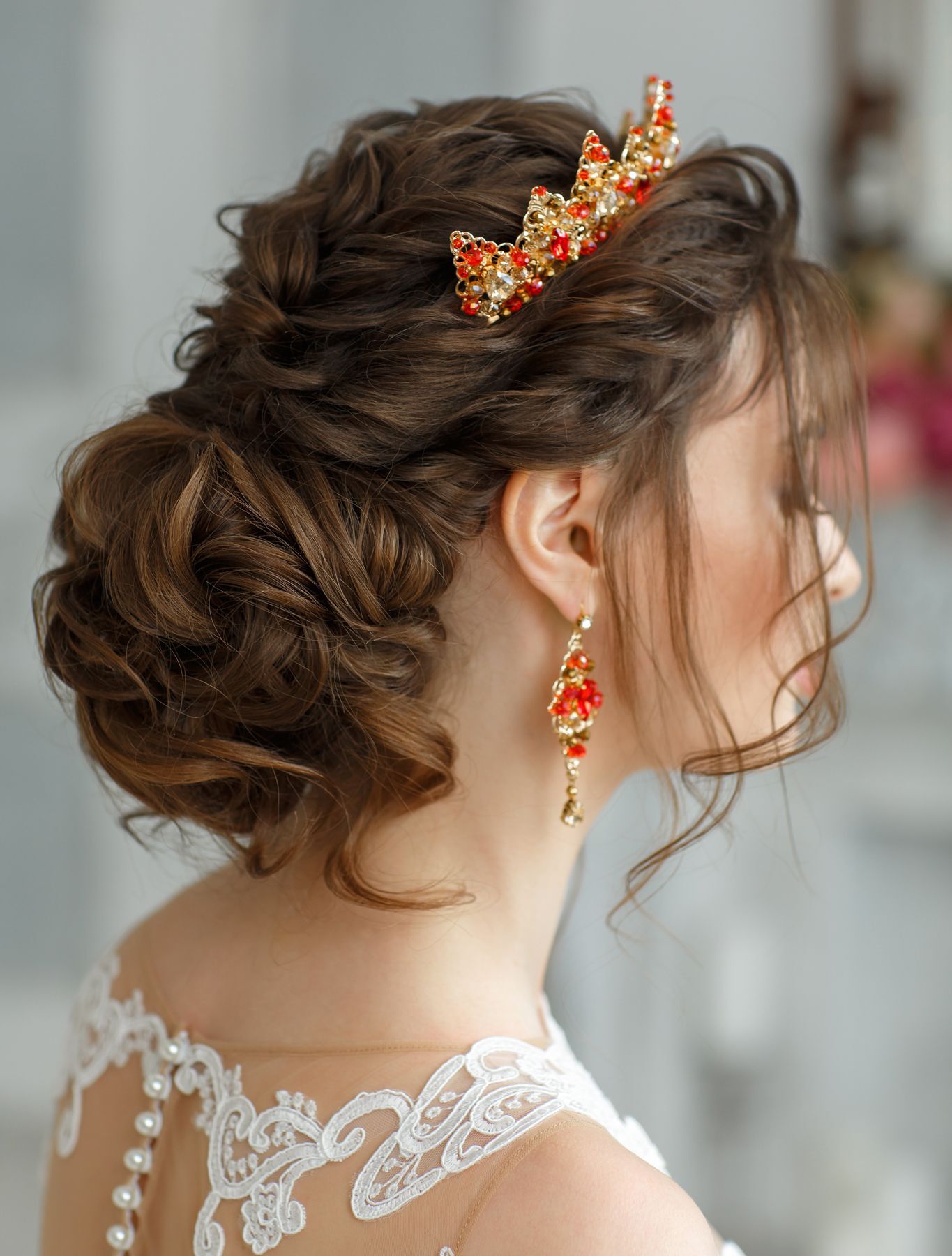 ทรงผมเกล้าสำหรับเจ้าสาวหน้าเหลี่ยม (Credit: Rex by Shutterstock)