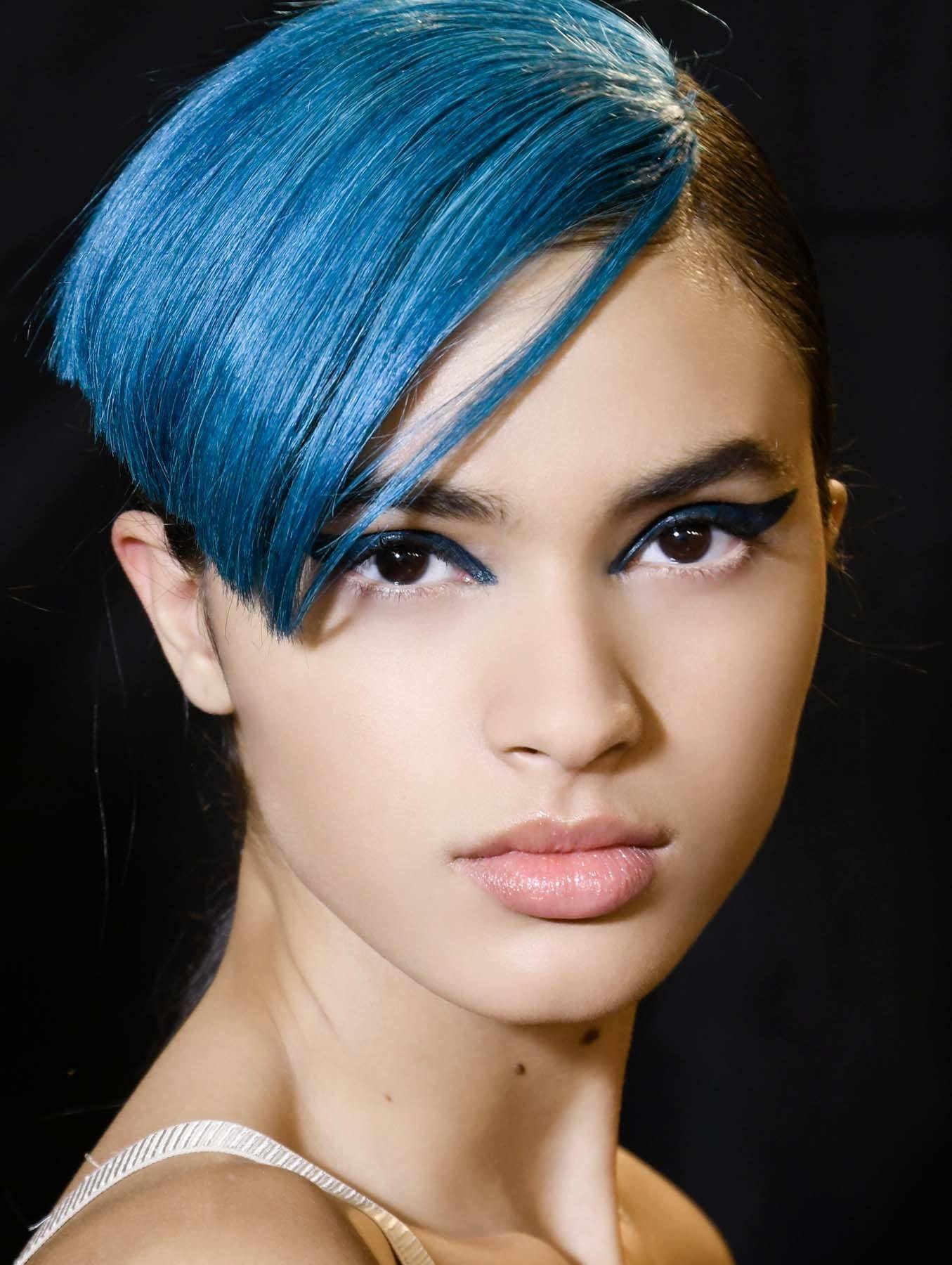 ผมสีน้ำเงินเมทาลิค (Credit: Rex by Shutterstock)