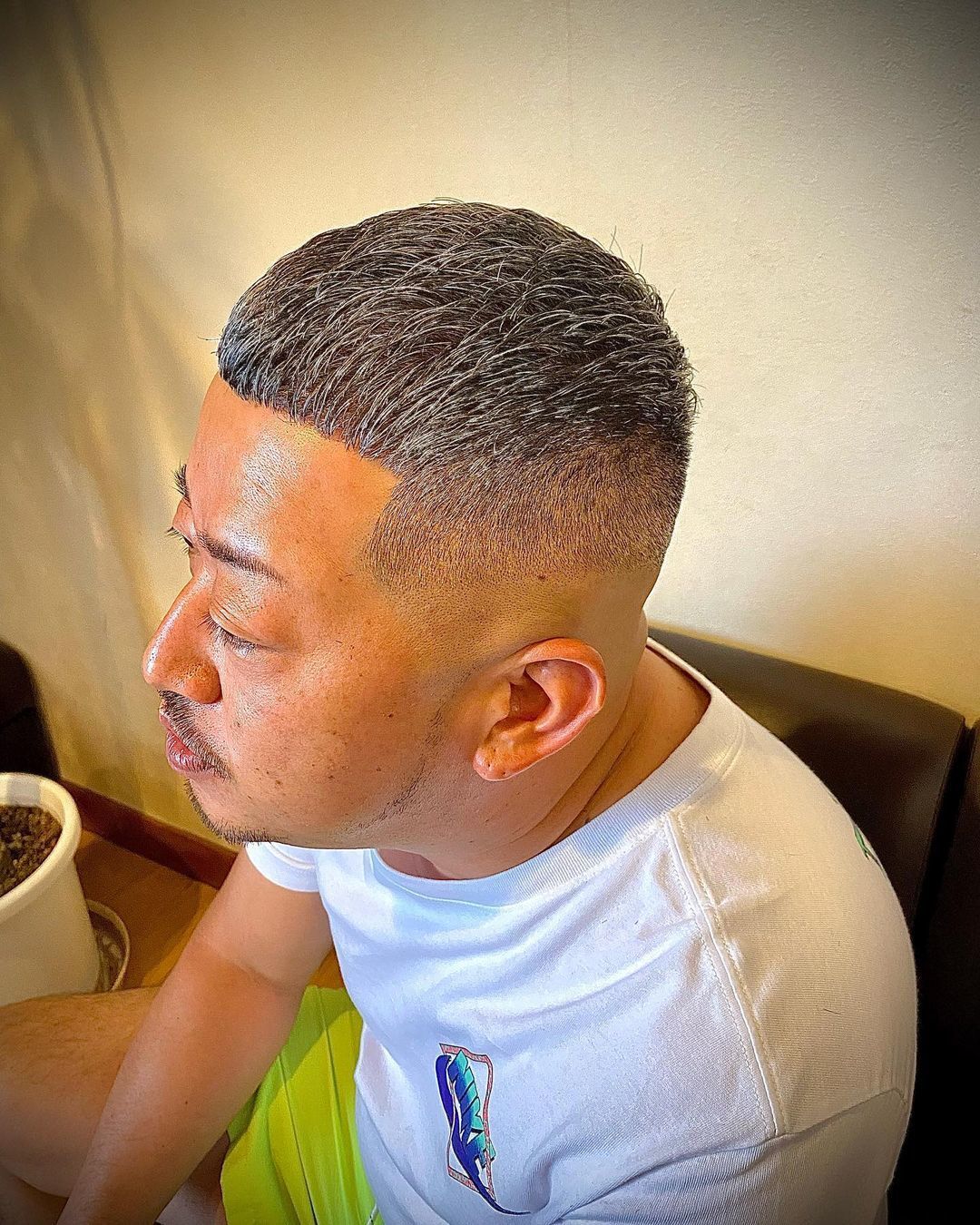 ผู้ชายเอเชีย ตัดผมสั้น ทรงบัซคัต Buzz Cut ผมสีบลอนด์เทา