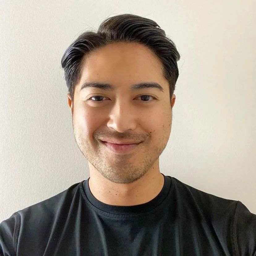 ผมรองทรงหนาหวีเสยแสกข้าง