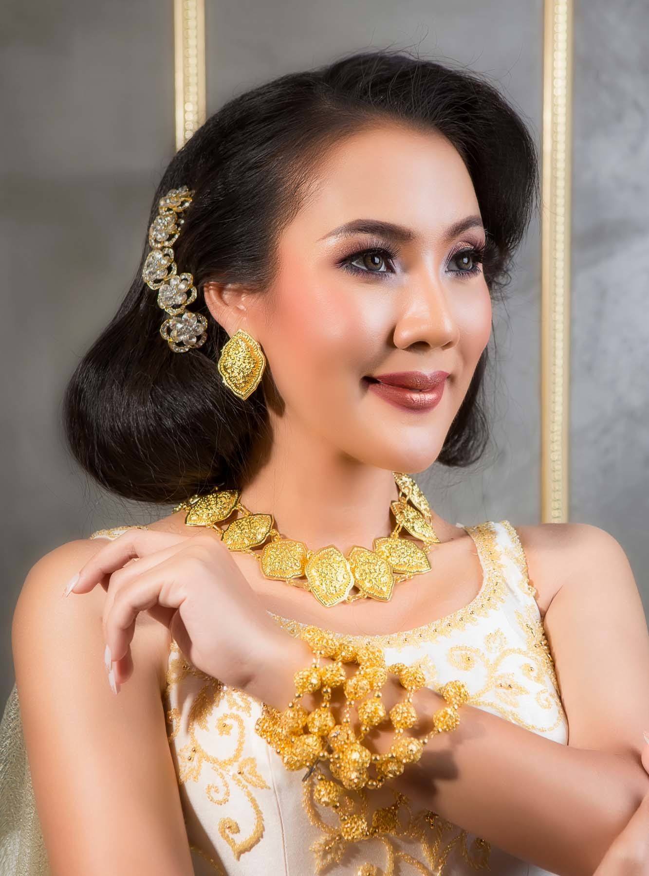 ทรงผมชุดไทยผมสั้น ม้วนปลายผมให้มีวอลลุ่ม เพิ่มความสมดุลของใบหน้า (Credit: Rex by Shutterstock)