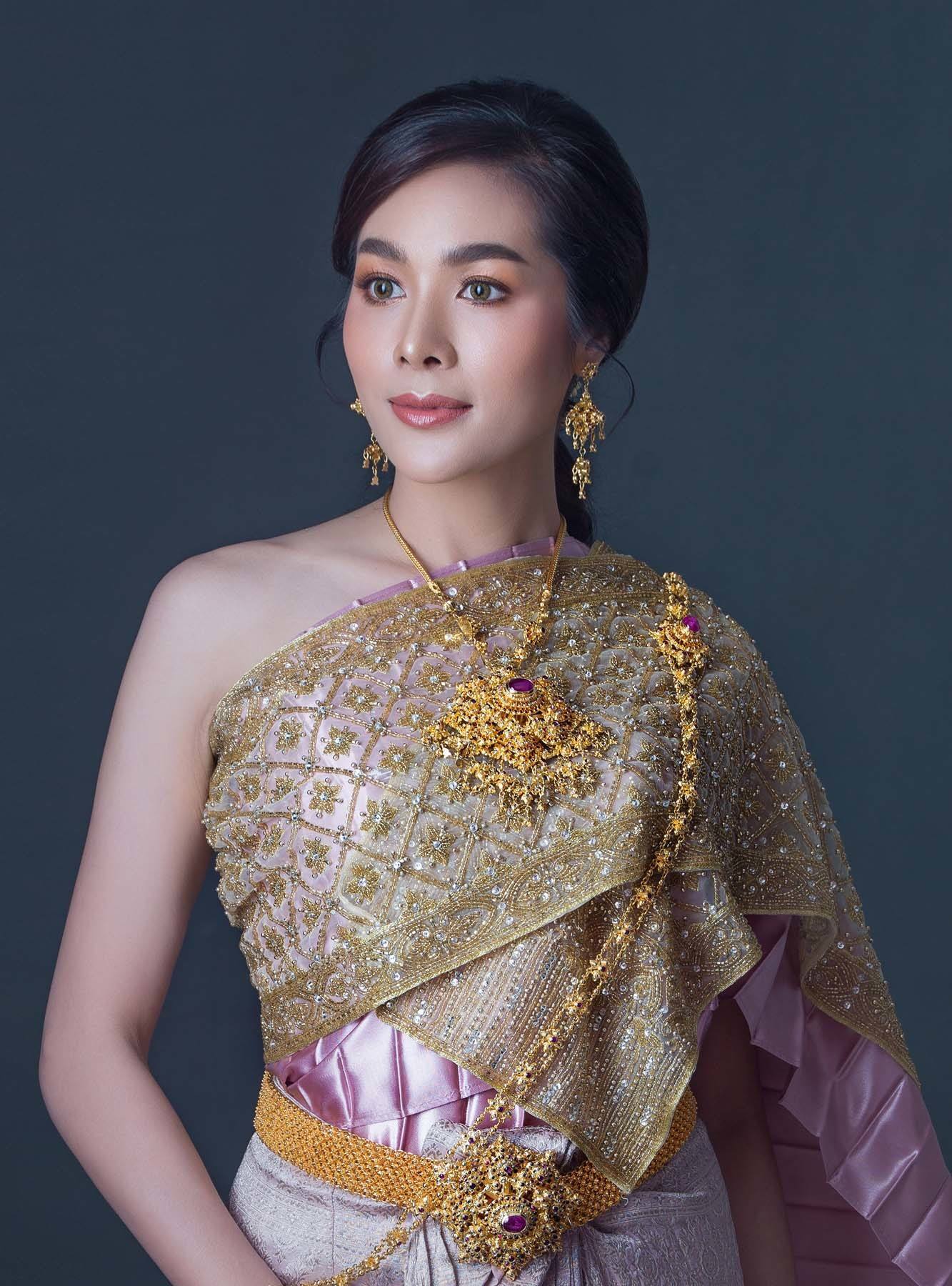 ปอยผมข้างหู ช่วยปิดเหลี่ยม และทำให้หน้าดูอ่อนหวาน (Credit: Rex by Shutterstock)