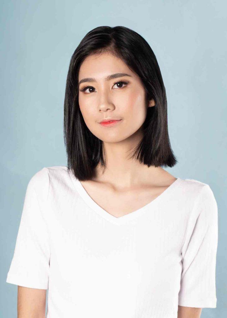 ผู้หญิงเอเชียผมสั้น ใส่เสื้อยืดสีขาว