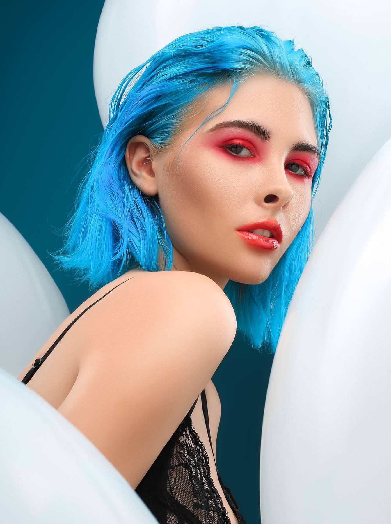 ผมสีน้ำเงินนีออน (Credit: Rex by Shutterstock)