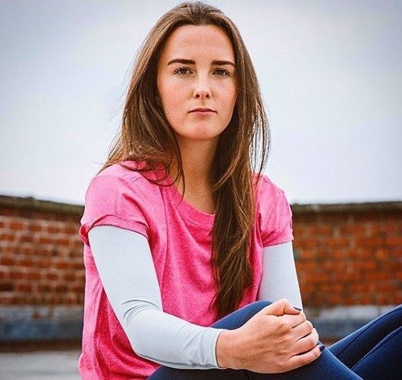 แคโรไลน์ เวียร์ Credit: instagram.com/carolineweir95/)