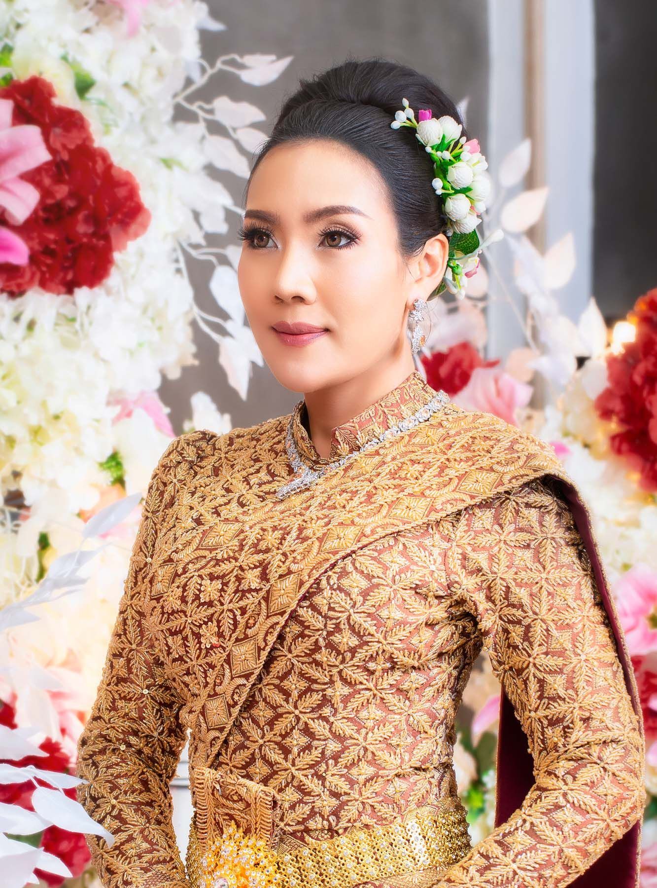 เกล้าผมสูง เพื่อให้หน้าและคางดูยาวขึ้น (Credit: Rex by Shutterstock)