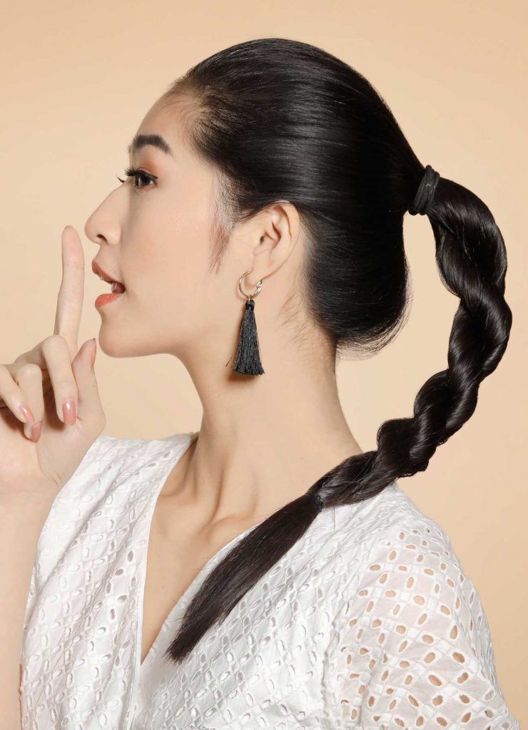 ผู้หญิงเอเชียผมยาวสีดำ ทำผมเปียเกลียว