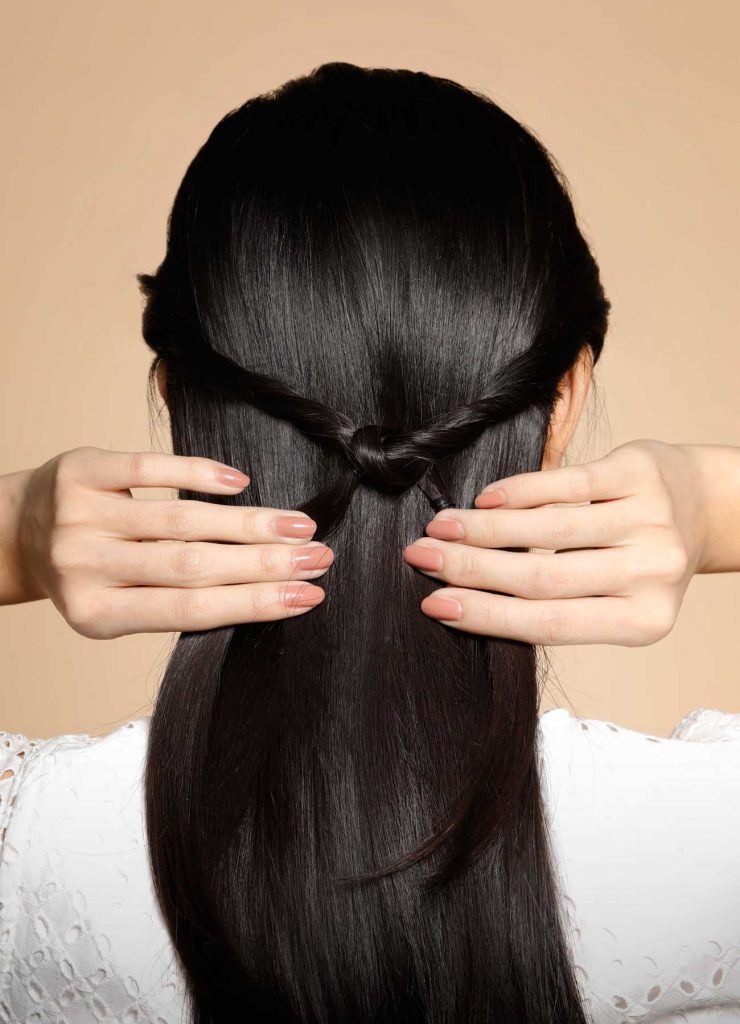 ผู้หญิงเอเชียผมยาวสีดำ กำลังทำผม