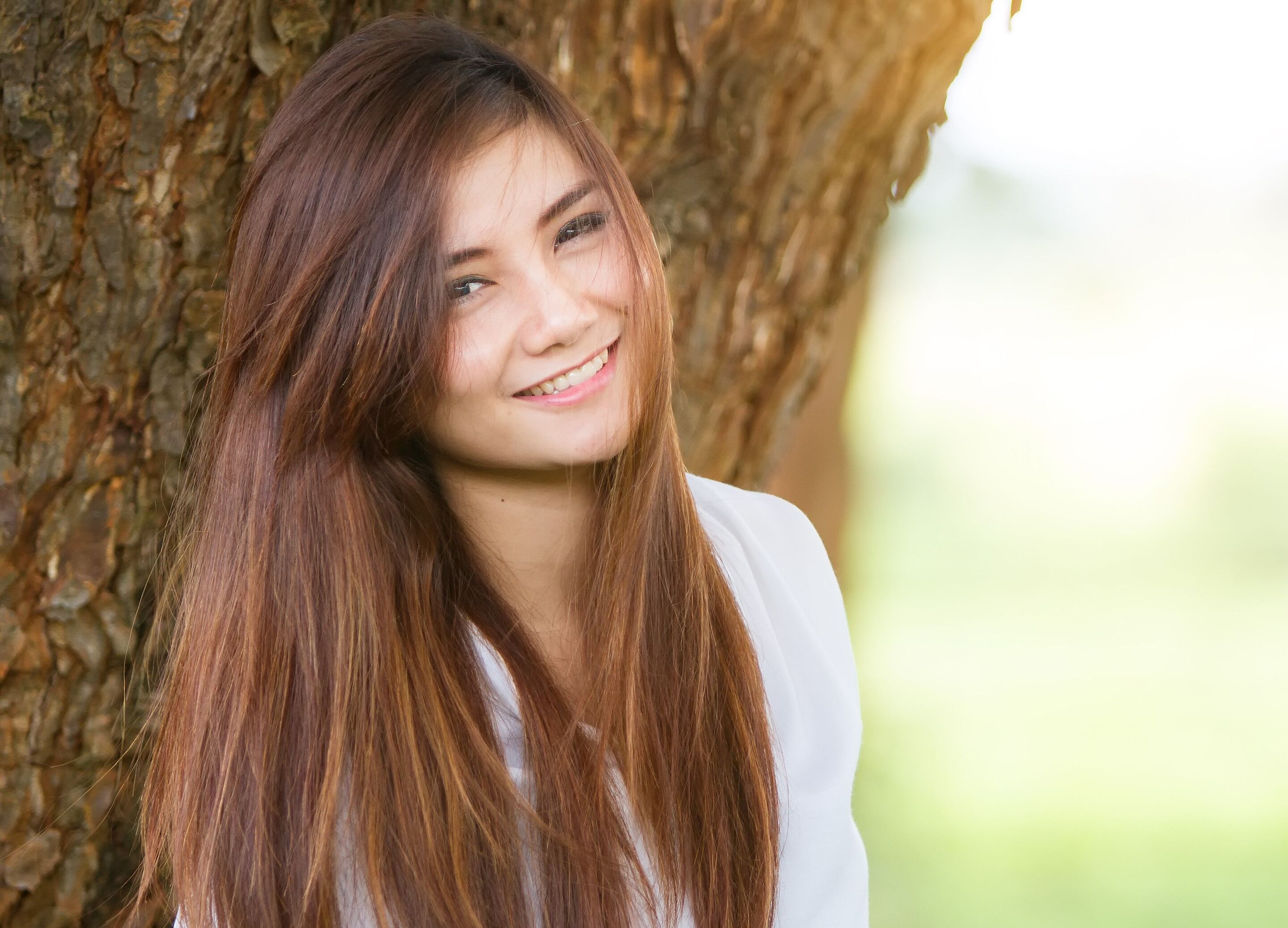 ผมสีน้ำตาลมีประกาย เทรนด์สีผมสุดฮิตที่คุณไม่ควรพลาด