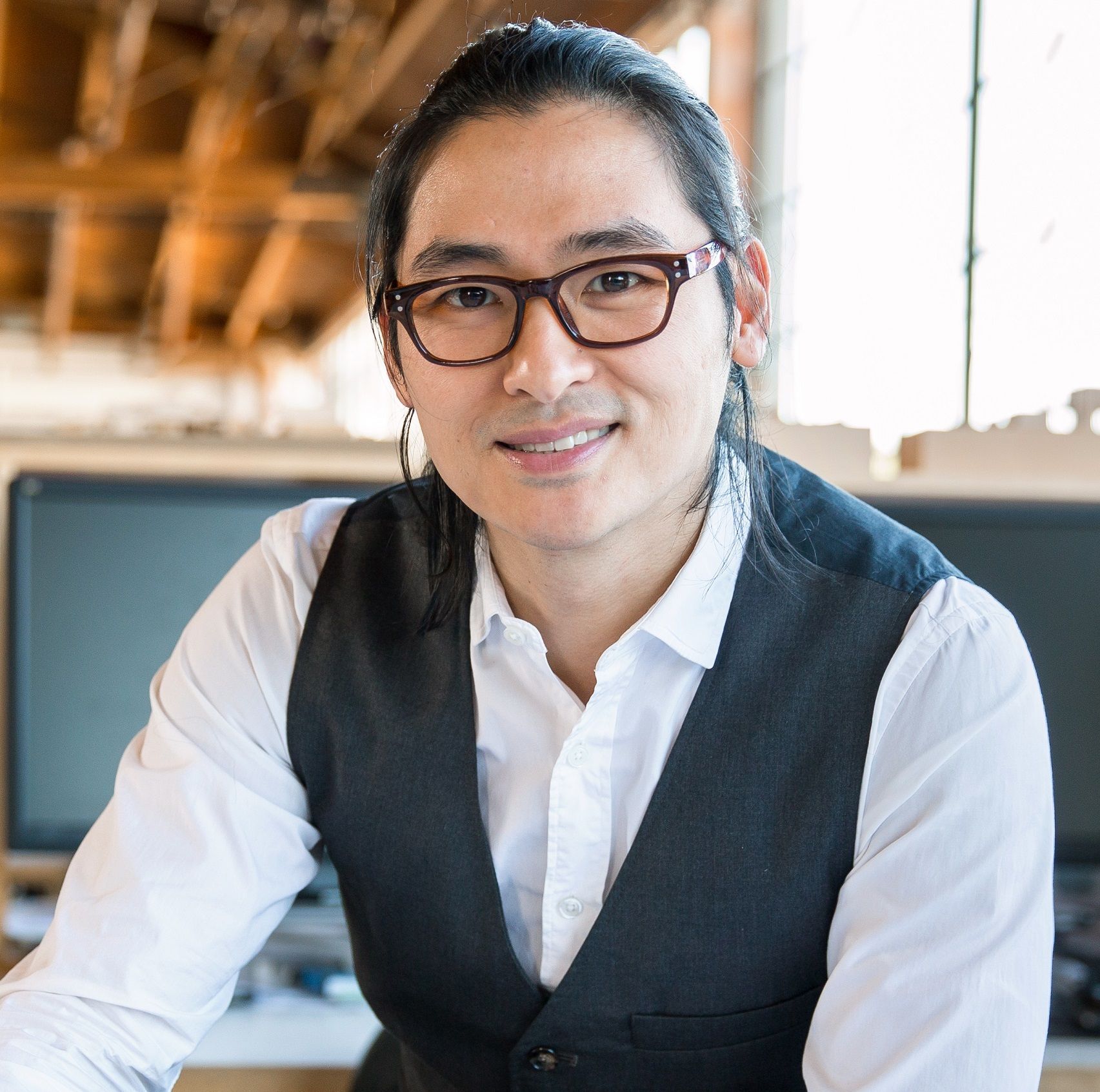 ทรงผมเซอร์แบบมัดผม (Credit : Shutterstock)