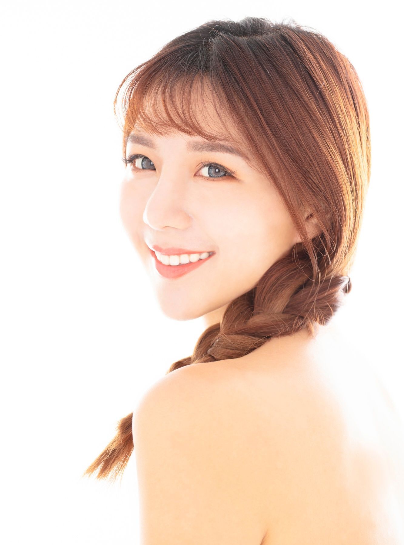 หน้าม้าบางๆ ฟุ้งๆ กับผมเปีย (Credit: Rex by Shutterstock)