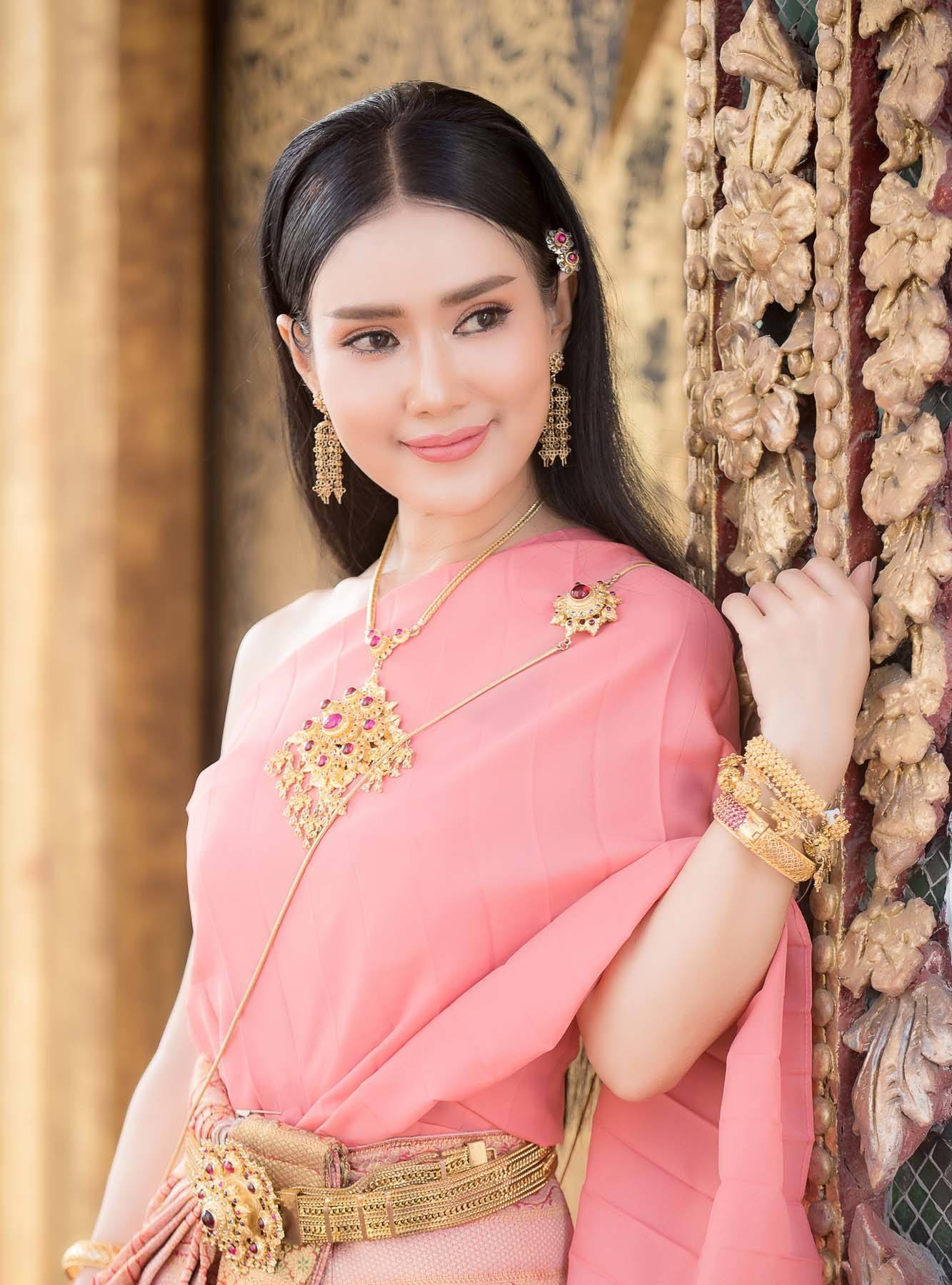 เลือกทำผมเรียบตรง ไม่ต้องยีให้พอง จะได้ไม่ไปเพิ่มความยาวให้ใบหน้าอีก (Credit: Rex by Shutterstock)