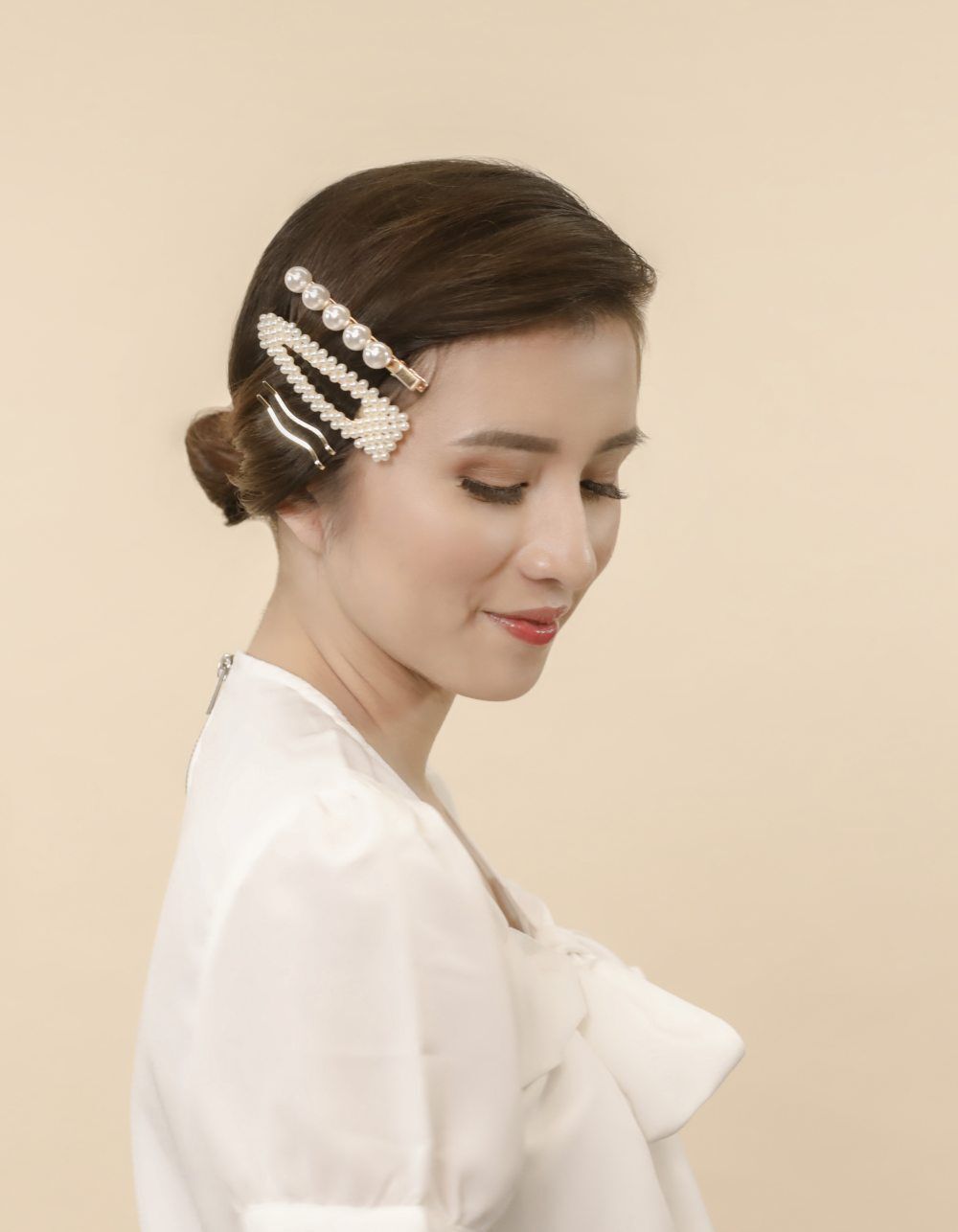 มวยต่ำกับเครื่องประดับเก๋ๆ (Credit: Dennie Ramon)